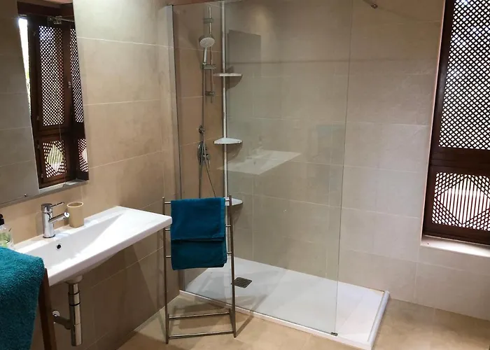 Seaview Luxury Penthouse 24 Hour Security And Underground Parking