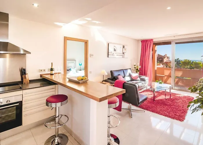 Seaview Luxury Penthouse 24 Hour Security And Underground Parking